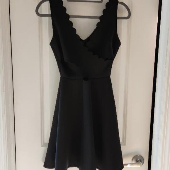 Aqua Dresses & Skirts - Aqua Black Scalloped V-neck Mini Dress XS